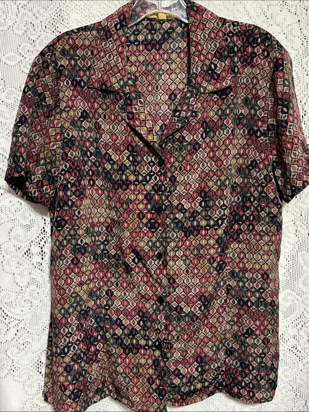 Women’s Short-Sleeve Patterned Shirt in Burgundy and Tan